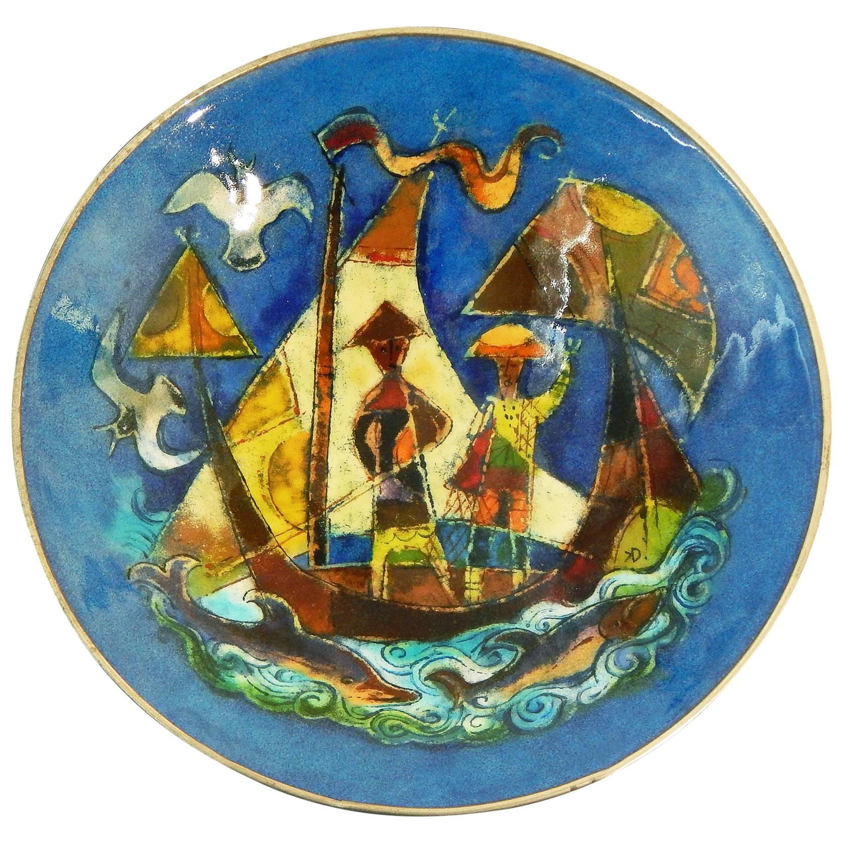 Important bol du milieu du siècle dernier avec émaux vifs représentant un bateau à voile et des dauphins en vente
