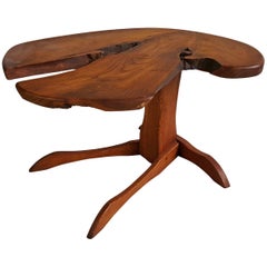 Mesa auxiliar Orananic Crafts fabricada en banco, obra de George Nakashima