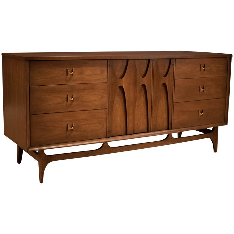 Mid Century Broyhill Brasilia Triple Dresser At 1stdibs Mid Century Broyhill Brasilia Triple Dresser For