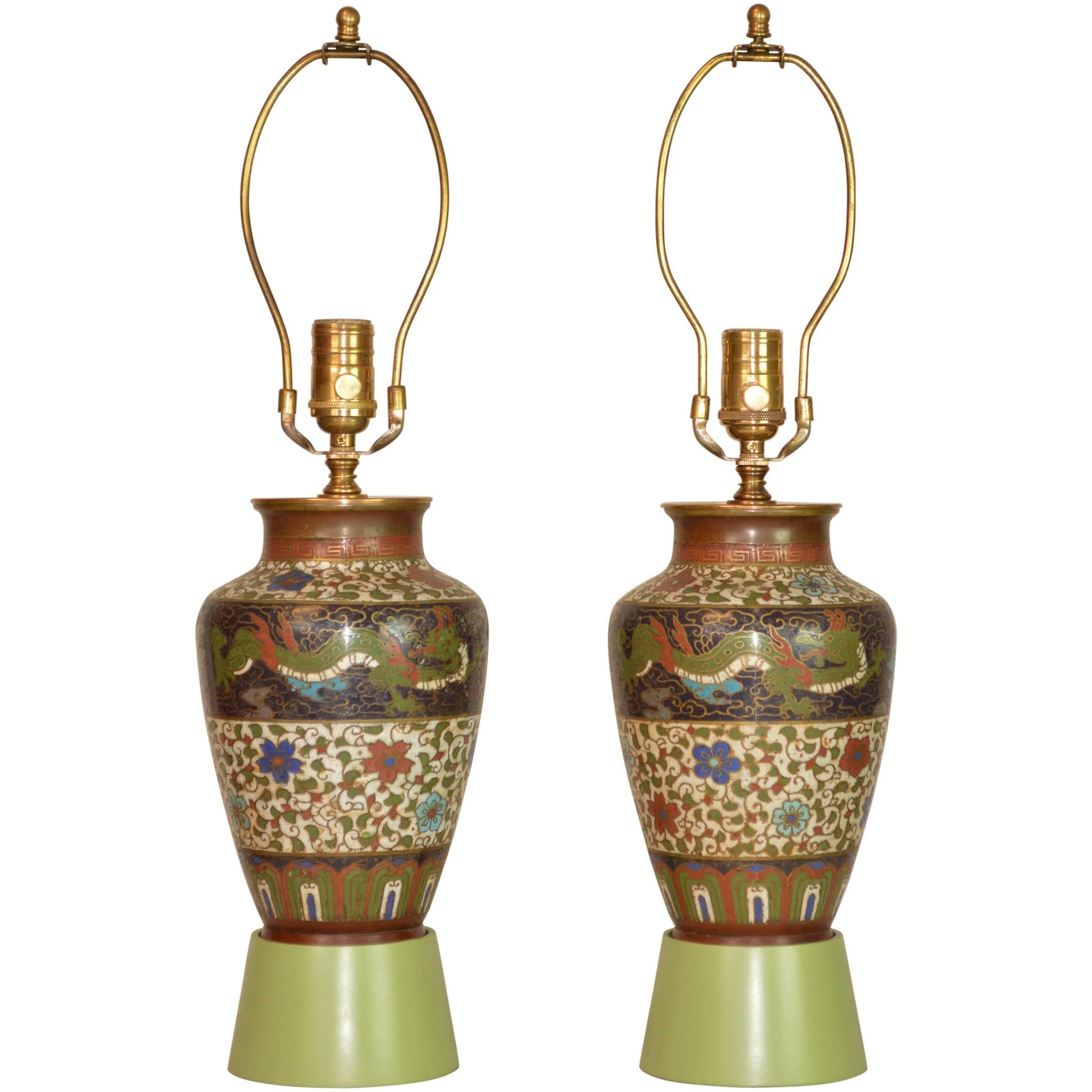 Seltenes Paar als Lampen montierte Cloisonné-Vasen