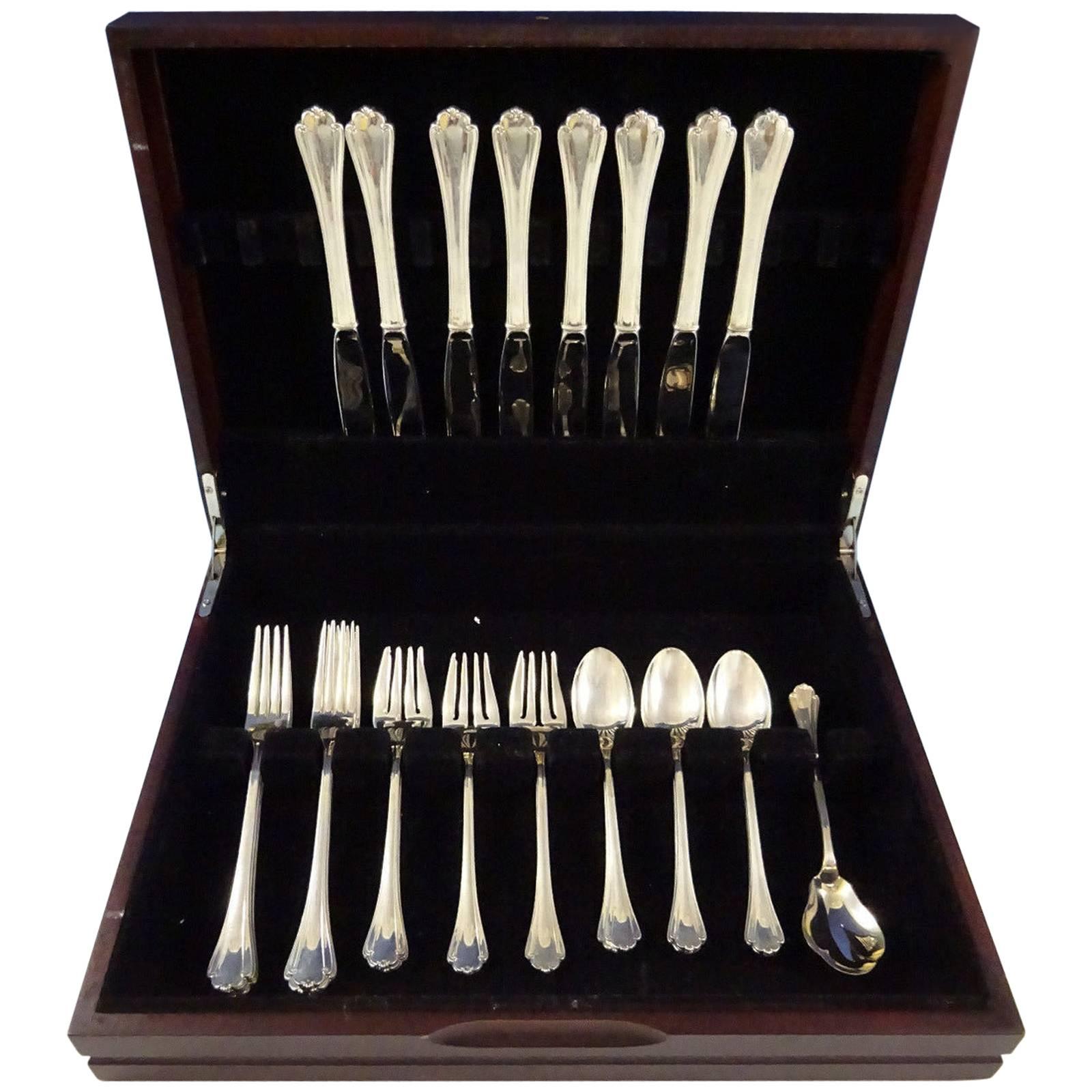 Belle délicatesse de l'ensemble de couverts en argent sterling Lunt, 33 pièces. Cet ensemble comprend :

Huit couteaux, 9