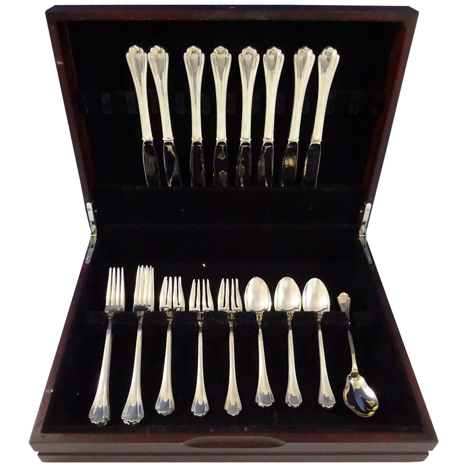 Beautiful delicacy by Lunt sterling silver flatware set, 33 pieces. This set includes:

Eight knives, 9