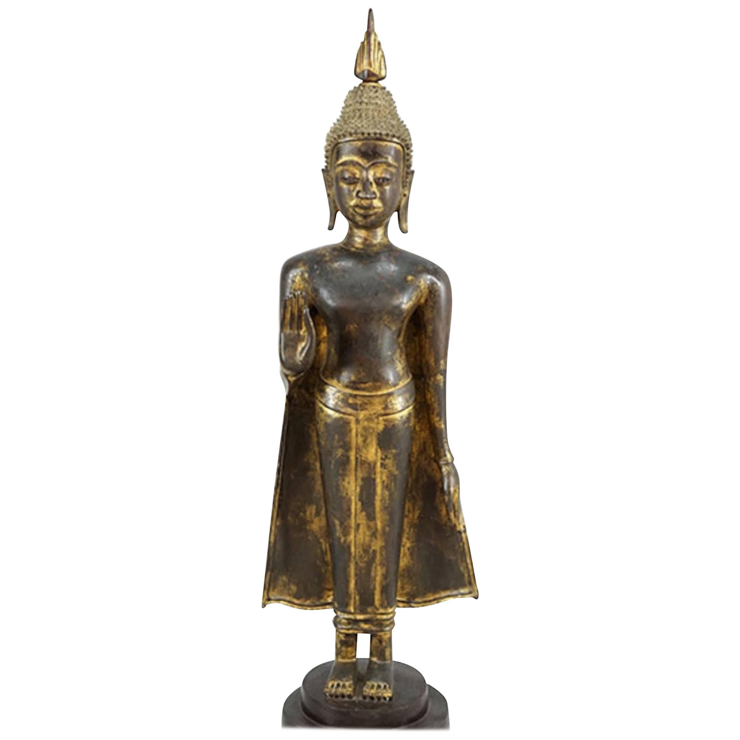 Bouddha thaïlandais du 19ème siècle en bronze avec une belle finition dorée usée et usée