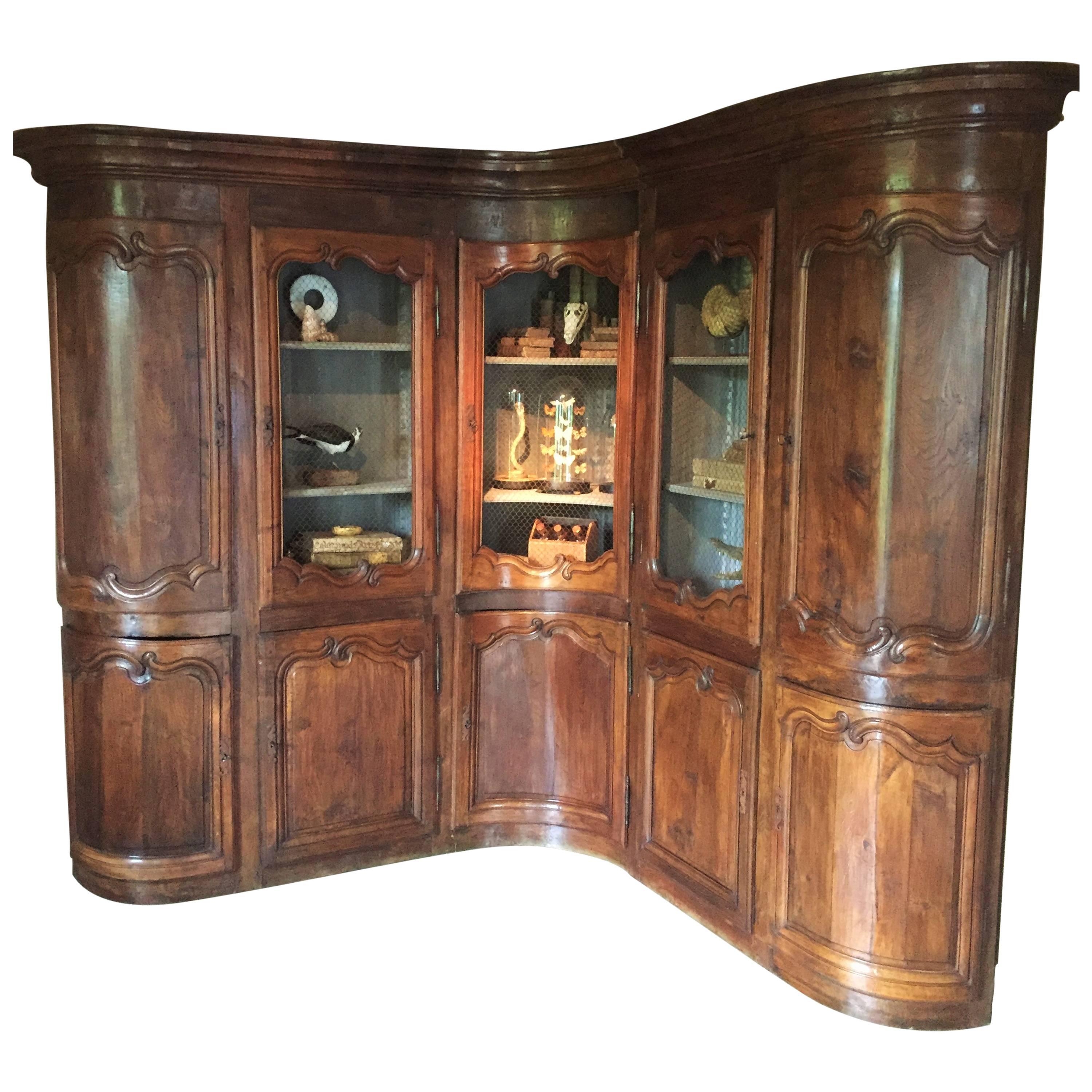 Armoire de bibliothèque d'angle en Oak du 18e siècle en vente