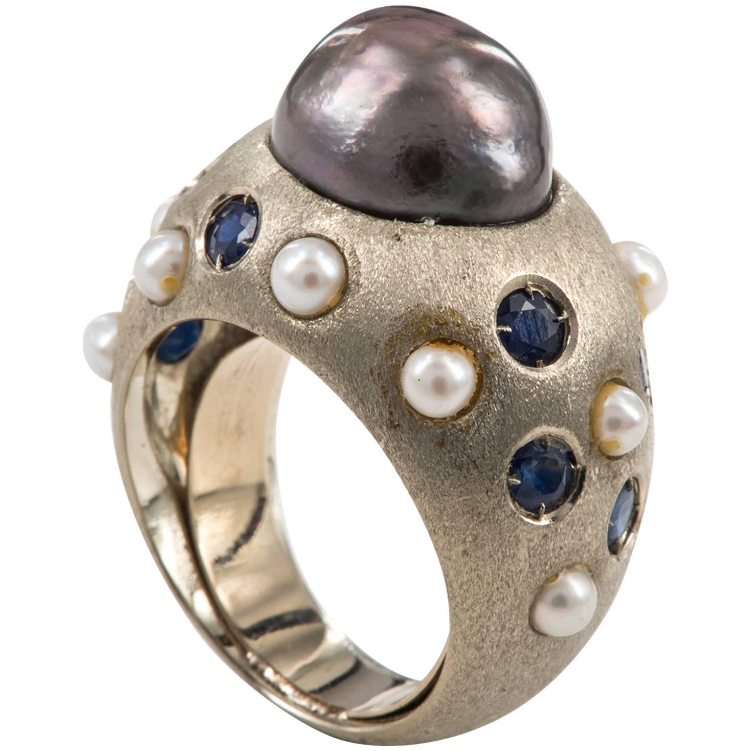 Ring: Schwarze Perle auf weißem gebürstetem Gold mit Saphiren