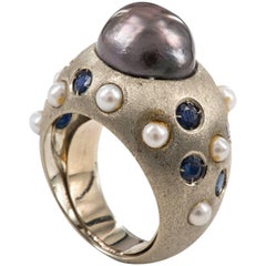 Ring : Black Pearl in White Brushed Gold with Sapphires