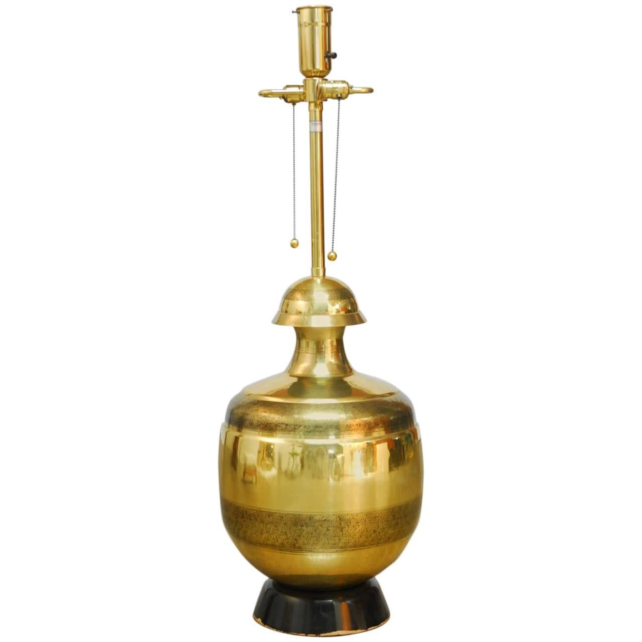 Monumentale lampe indienne en laiton gravé de Marbro en vente