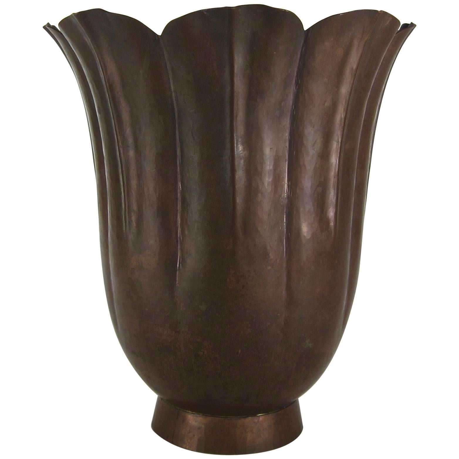 Marie Zimmermann, Arts and Crafts-Vase aus geriffeltem Metall mit brauner Butterscotch-Patina