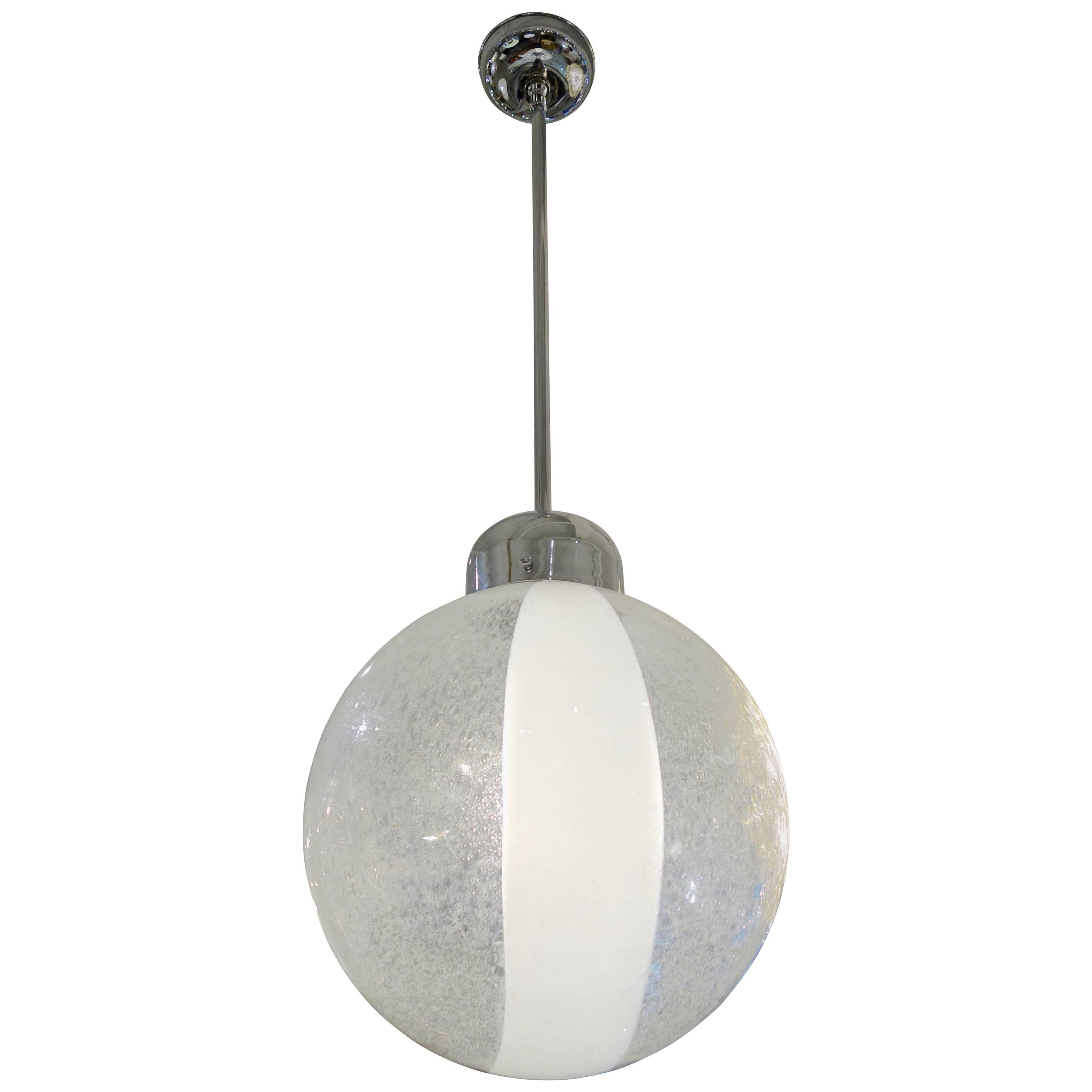 Globe / lustre italien du milieu du siècle dernier en verre de Murano à rayures blanches