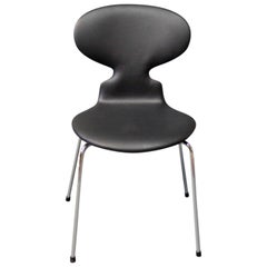 "La chaise Fourmi:: modèle 3101:: par Arne Jacobsen et Fritz Hansen:: 1980