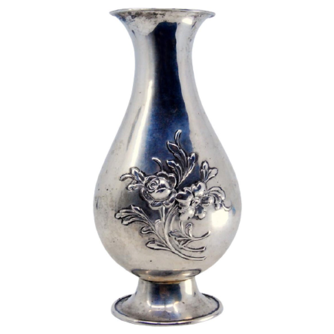 Relief silver vase in Art Nouveau style, resting on an oval base