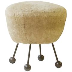 Pouf en fausse fourrure et bronze attribué à Jean Royere:: années 1950