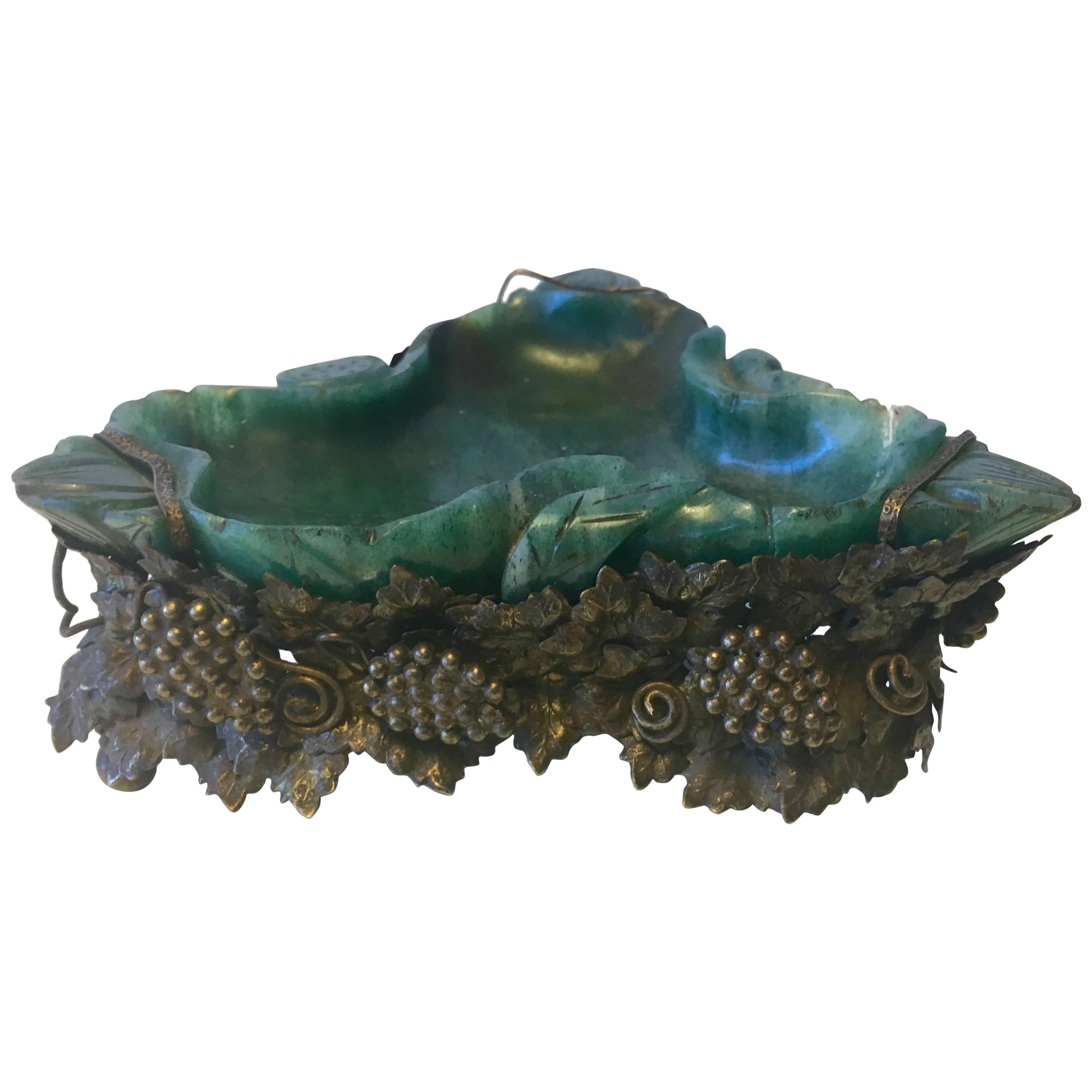 Important Art Nouveau Solid Dark Green Jade and Bronze Ash Tray, circa 1905 For Sale