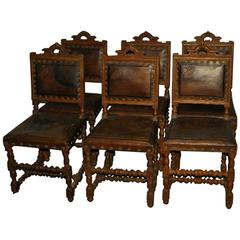 Ensemble de six chaises de salle à manger espagnoles anciennes de style colonial en chêne sculpté et cuir
