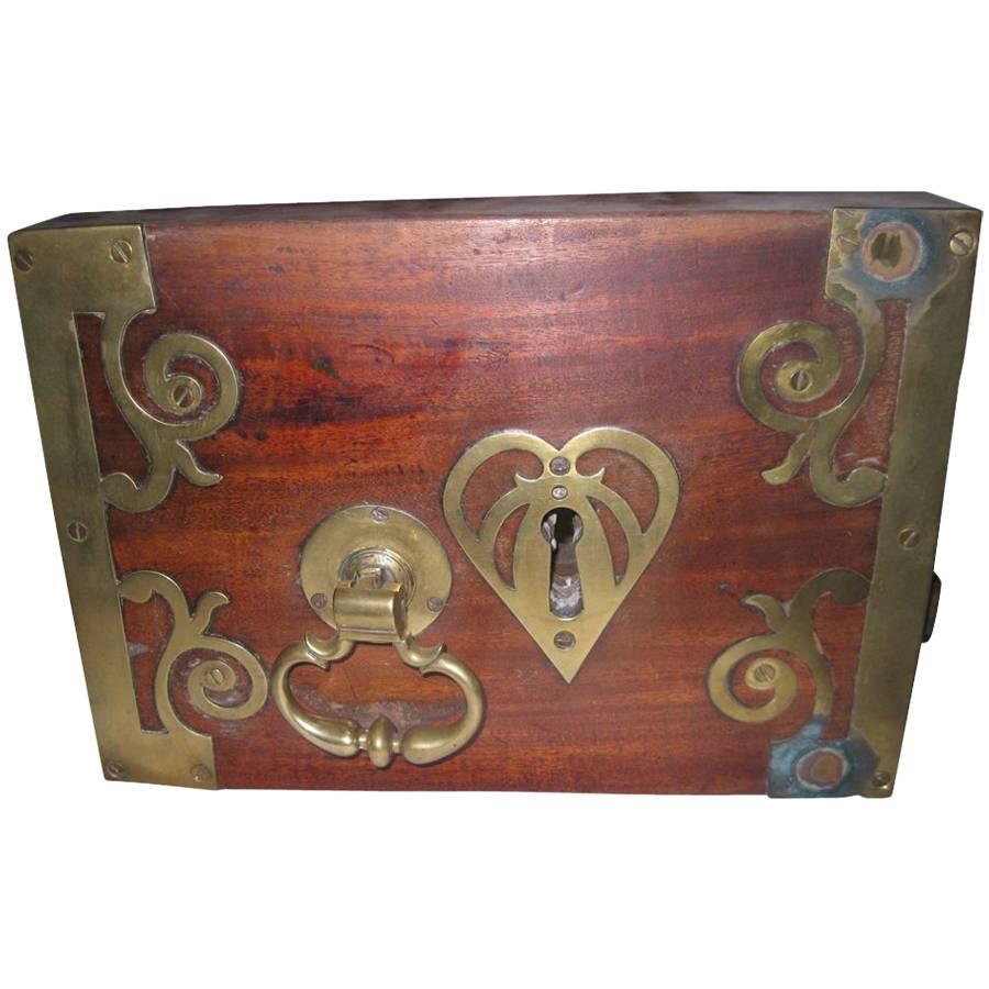 Cerradura de puerta decorativa georgiana del siglo XVIII de caoba y latón con diseño de corazón en venta