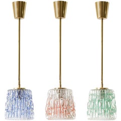 Tre lampade a sospensione in vetro e ottone colorato di Rupert Nikoll, Austria, anni '50