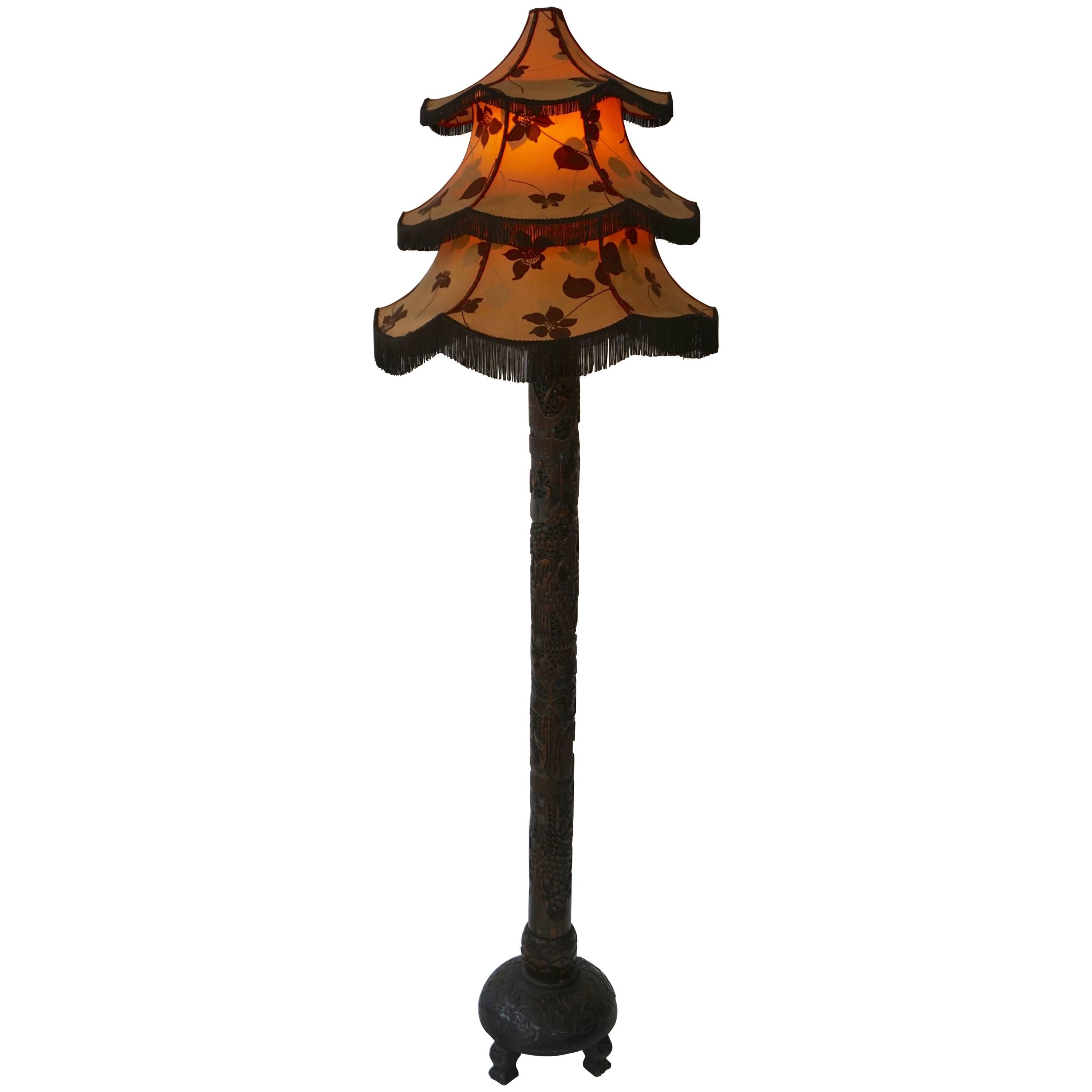 1920er Jahre feine antike chinesische geschnitzte Stehlampe mit Pagodenschirm im Angebot
