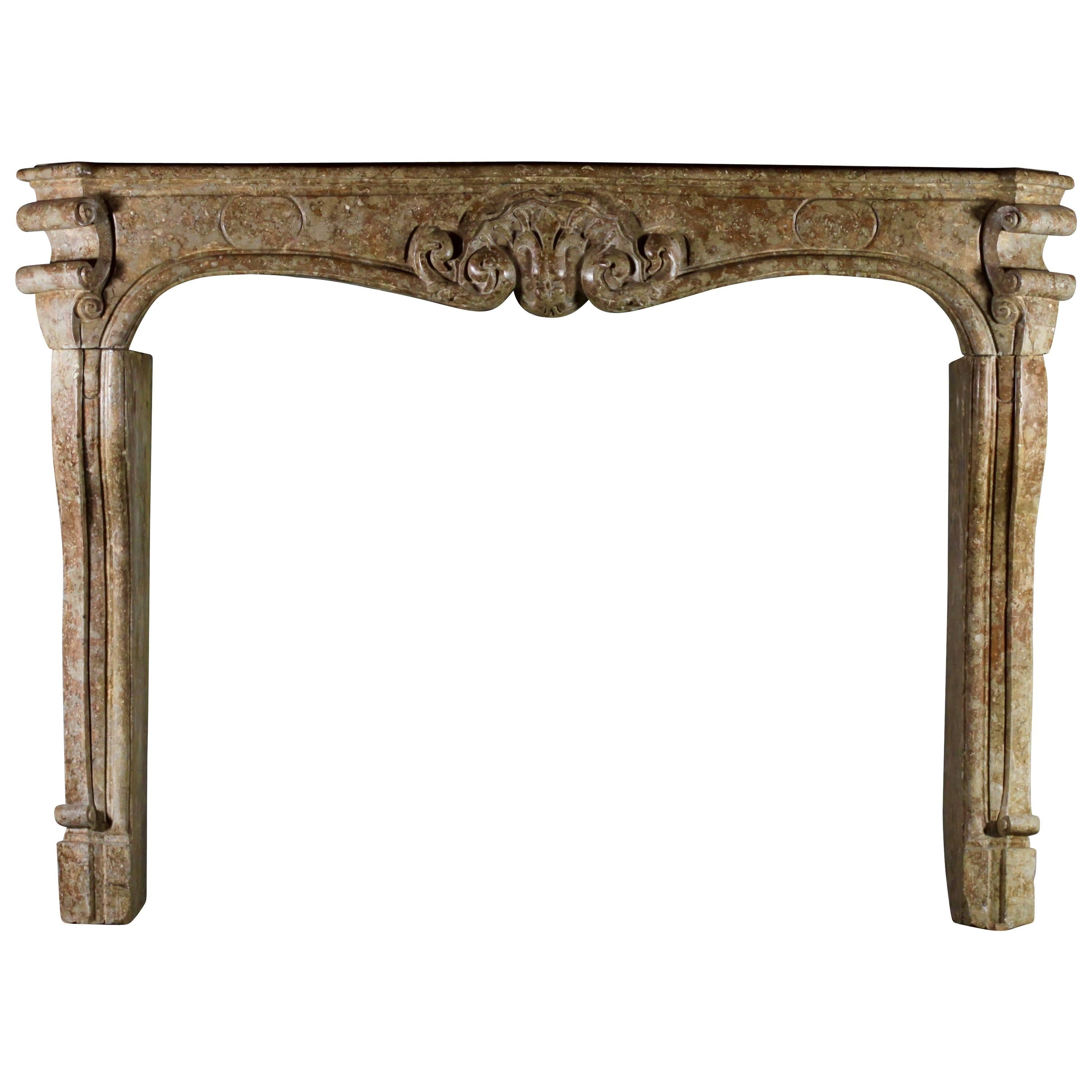 Repisa de chimenea antigua de piedra dura marrón del siglo XVIII