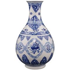 Chinese Porcelain Blue and White Pear Shaped Vase, 17th Century
