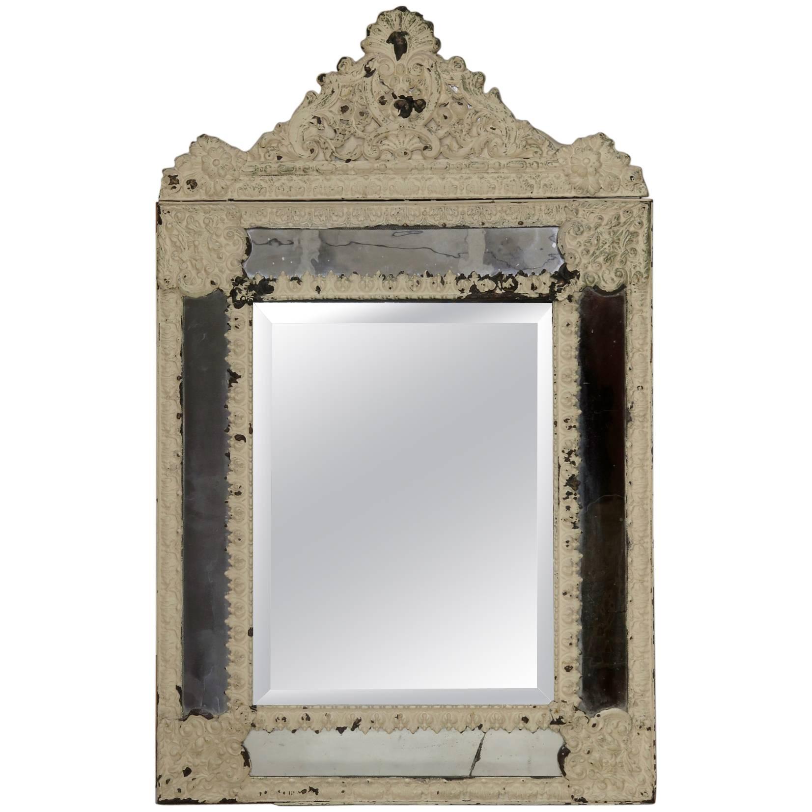 Bemalter Repouss-Spiegel mit Messingverschlüssen, Frankreich, spätes 19. Jahrhundert im Angebot