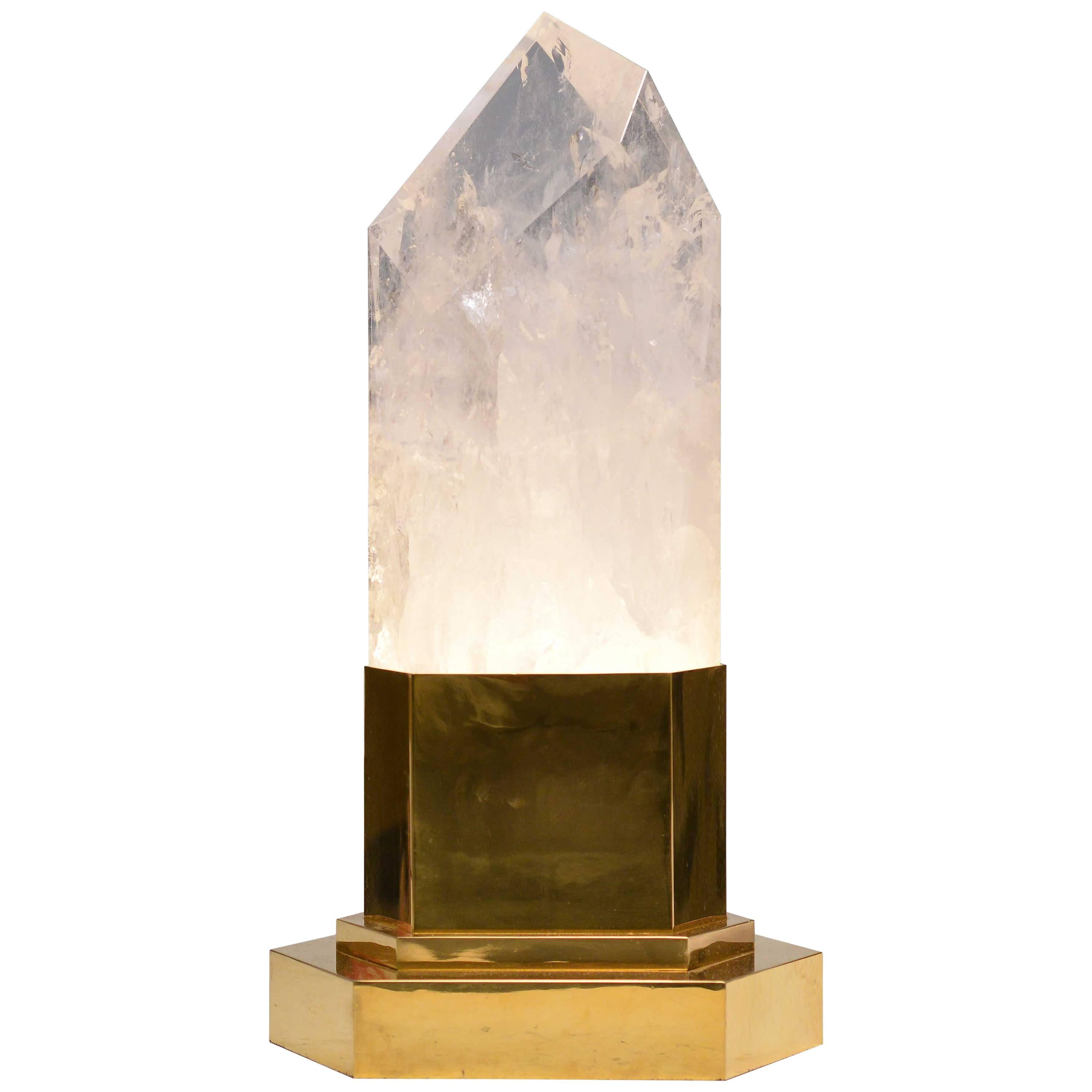 Lampe d'obélisque en quartz de cristal de roche finement sculpté