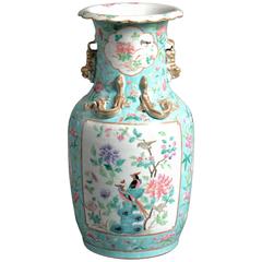 Vase en porcelaine de Canton émaillée turquoise du 19ème siècle
