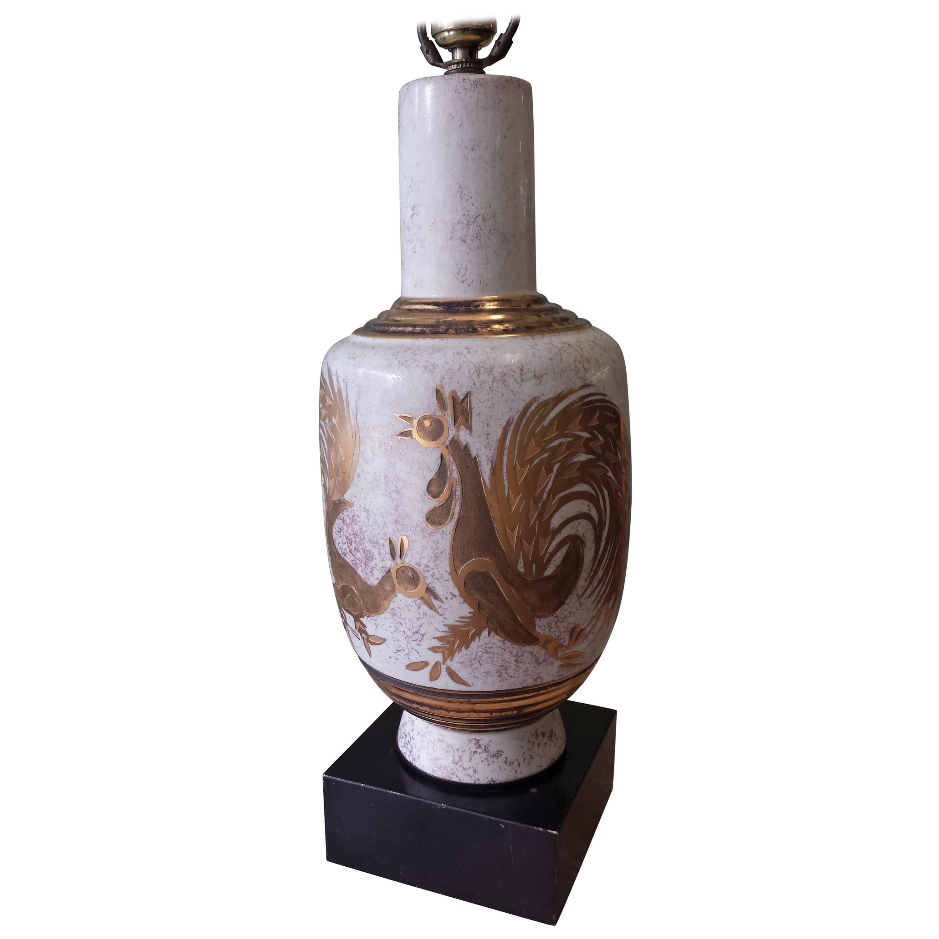 Lampe de bureau Waylande de style Gregory en céramique dorée et gravée à la main avec coqs décorés à la main