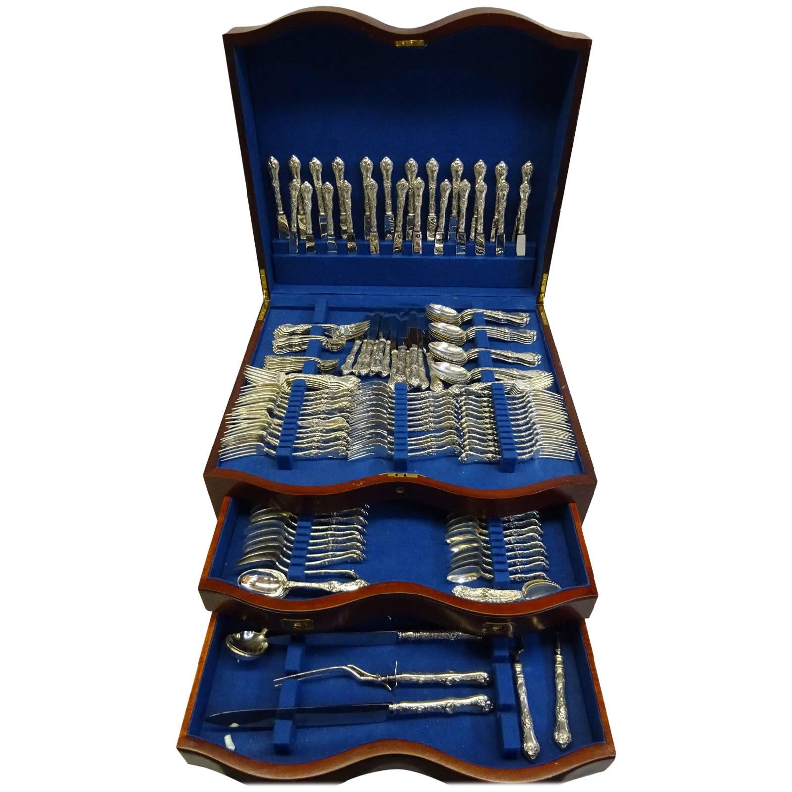 Fabulous Les Cinq Fleurs (Five Flowers) by Reed & Barton Massive sterling silver dinner and luncheon flatware set for 18, 224 Pieces. This beautiful floral, multi-motif Art Nouveau pattern was introduced in the year 1900. This set includes:

18