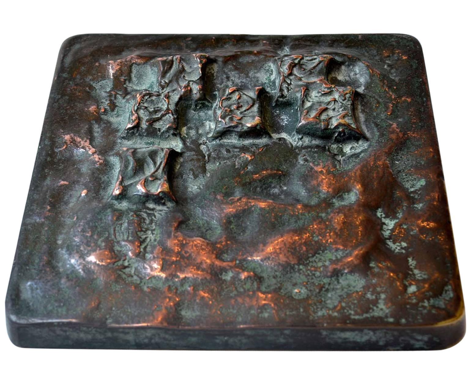 Square bronze cast door handle with a textural relief, and dark patina, suitable for doors with a push and pull mechanism.
The handle brackets are attached to the main plate by two fixings, they can be positioned in two ways, inwards outwards. The