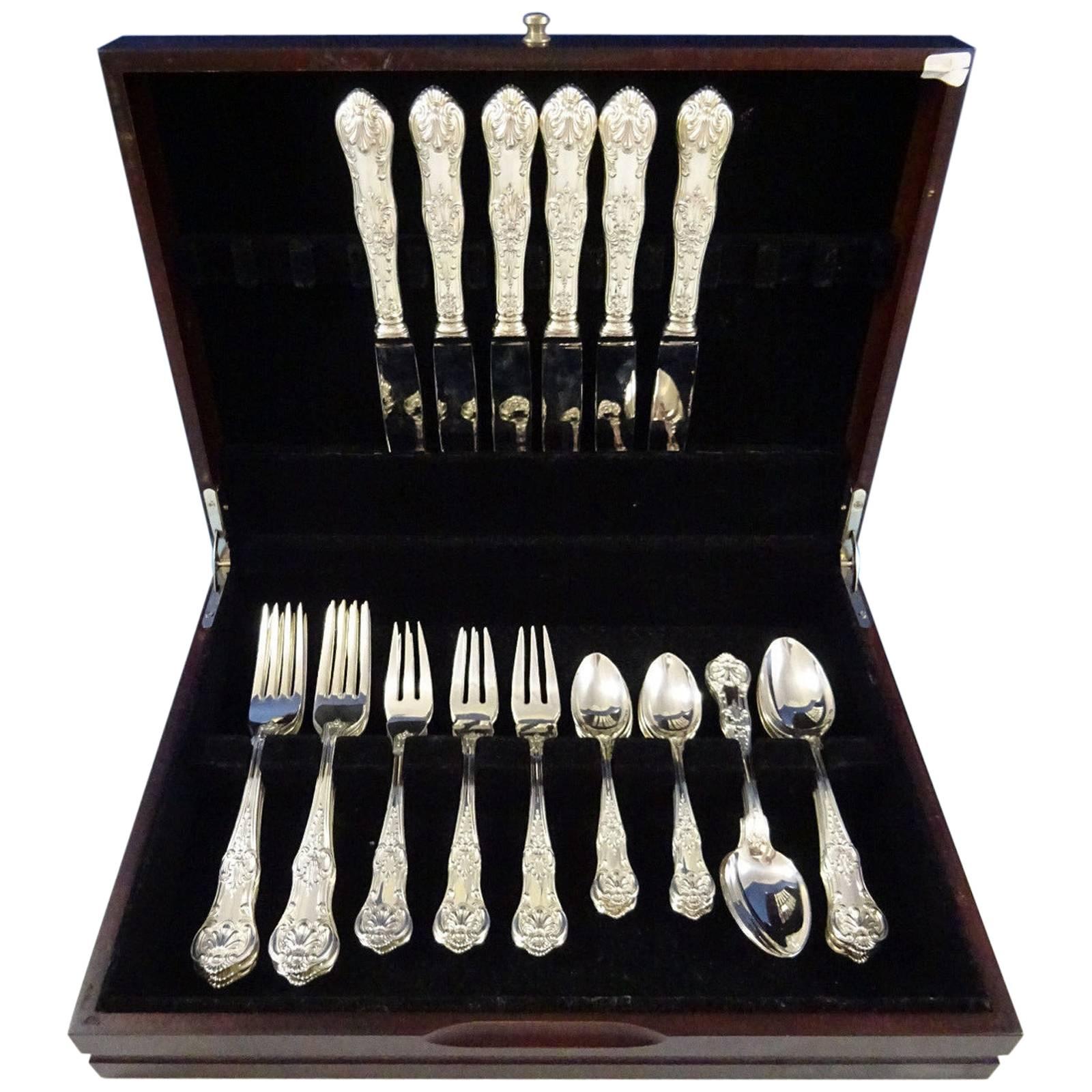 Lorena (kings/queens style pattern) by Cassetti, Italy sterling silver flatware set of 30 pieces. This pattern features a Classic shell motif. The pieces are large and heavy. This set includes:

Six dinner size knives, 10