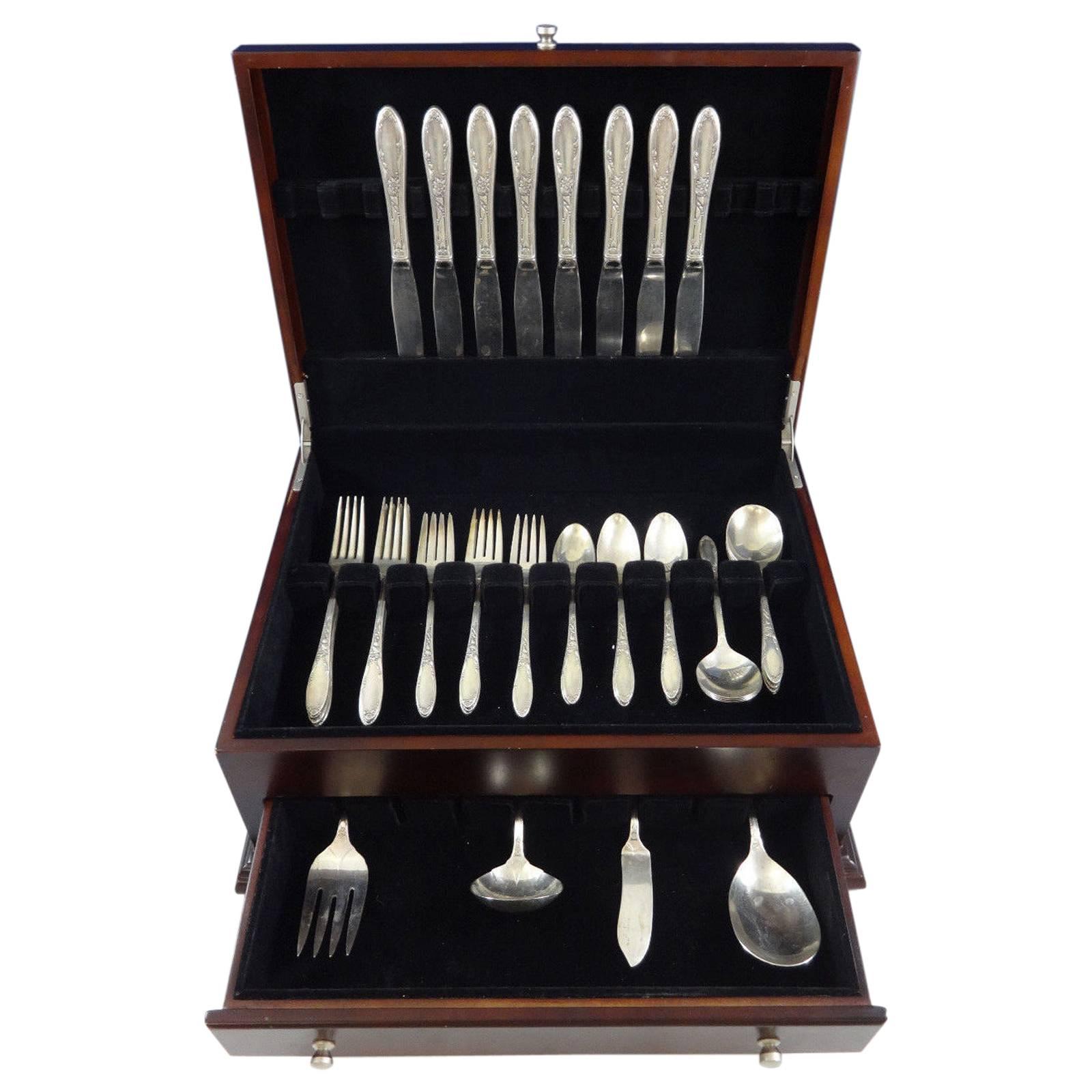 Beautiful Virginian by Oneida sterling silver flatware set of 44 pieces. This set includes:

Eight knives, 9