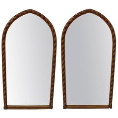 Paire de miroirs en bois doré de style néo-gothique à dessus arqué