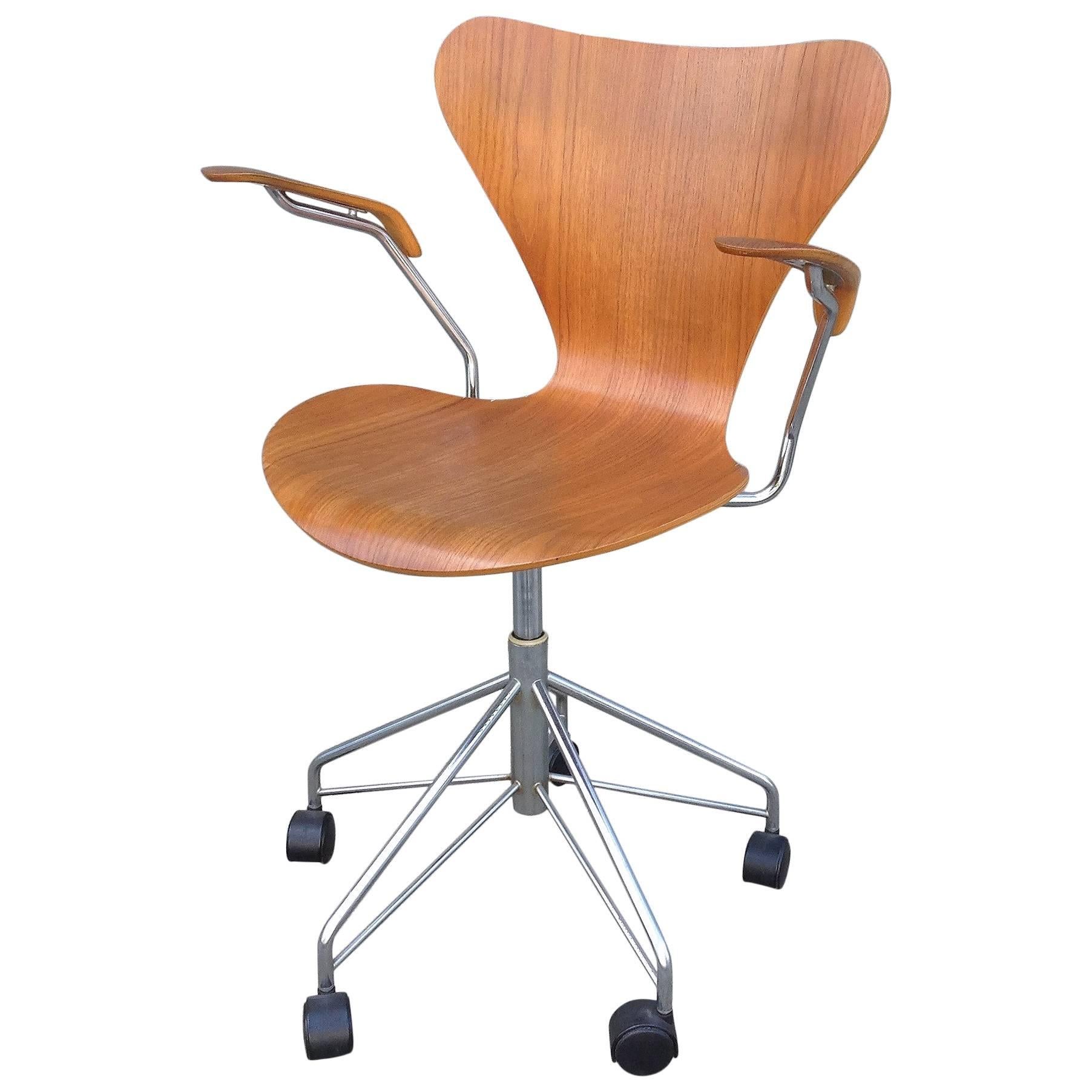 Arne Jacobsen for Fritz Hansen Model 3217 Desk Chair in Teak