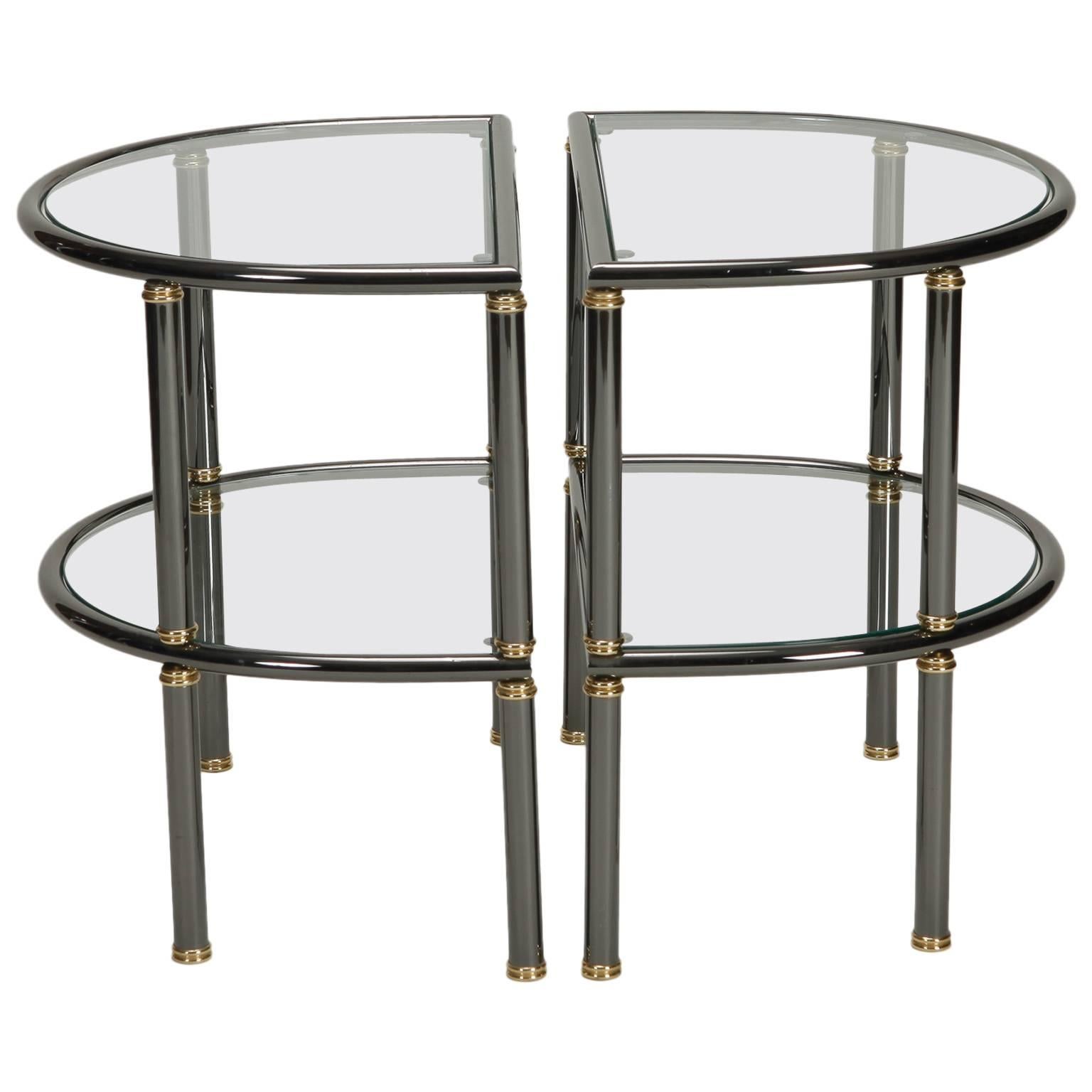 Paire de tables d'appoint demi-lune en métal et verre style mi-siècle moderne en vente