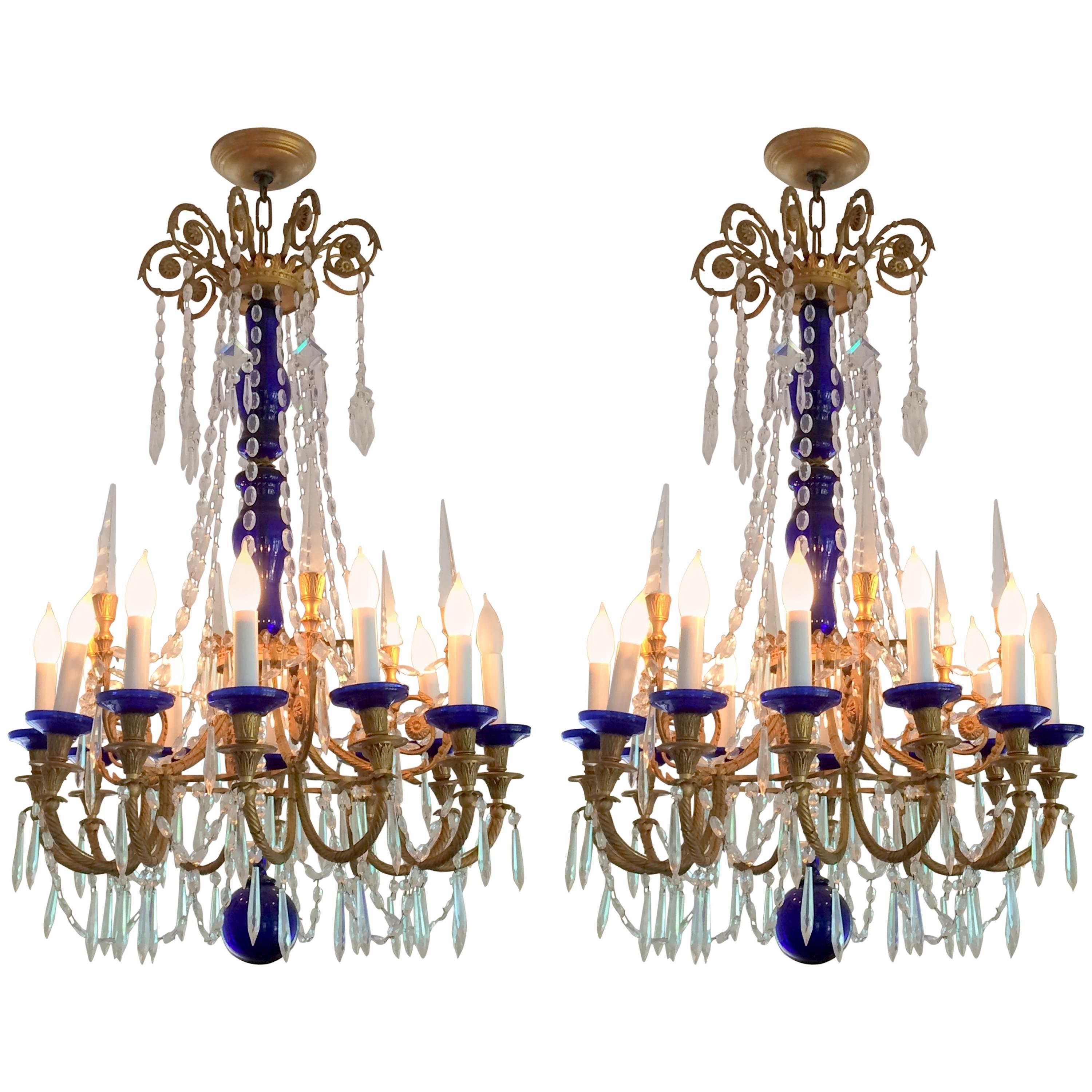 Französisches Paar Dor Bronze kobaltblauer Glas-Kristall-Regency-Kronleuchter, Regency im Angebot