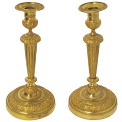 Paar Kerzenleuchter aus vergoldeter Bronze im Louis-XVI-Stil