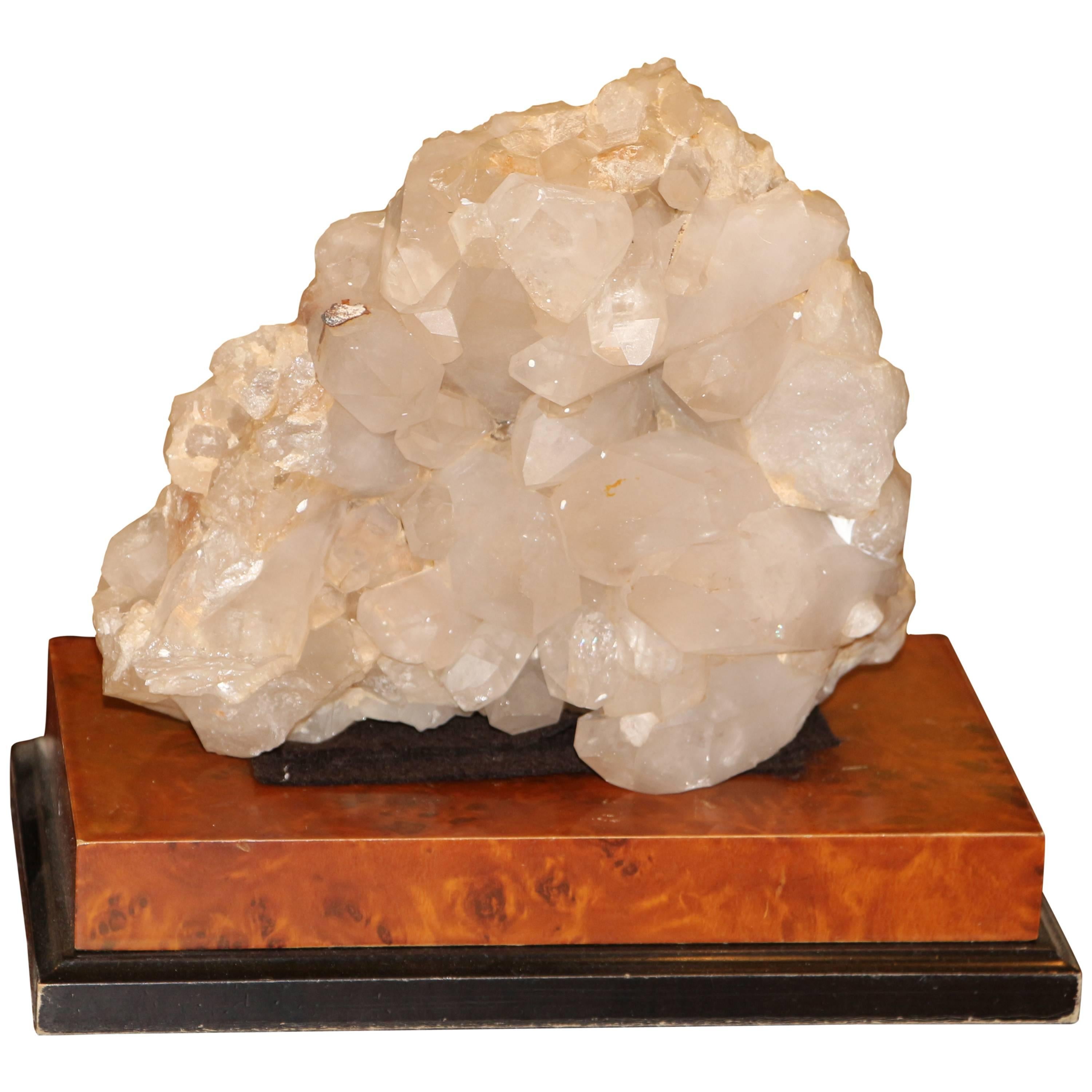 Gran espécimen de cristal de cuarzo sobre una base independiente de madera recubierta de cuero