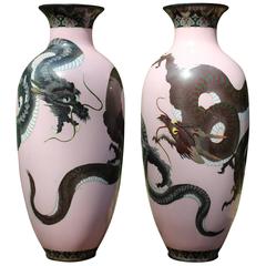 Paire de grands vases japonais Meiji à dragon en cloisonné rose