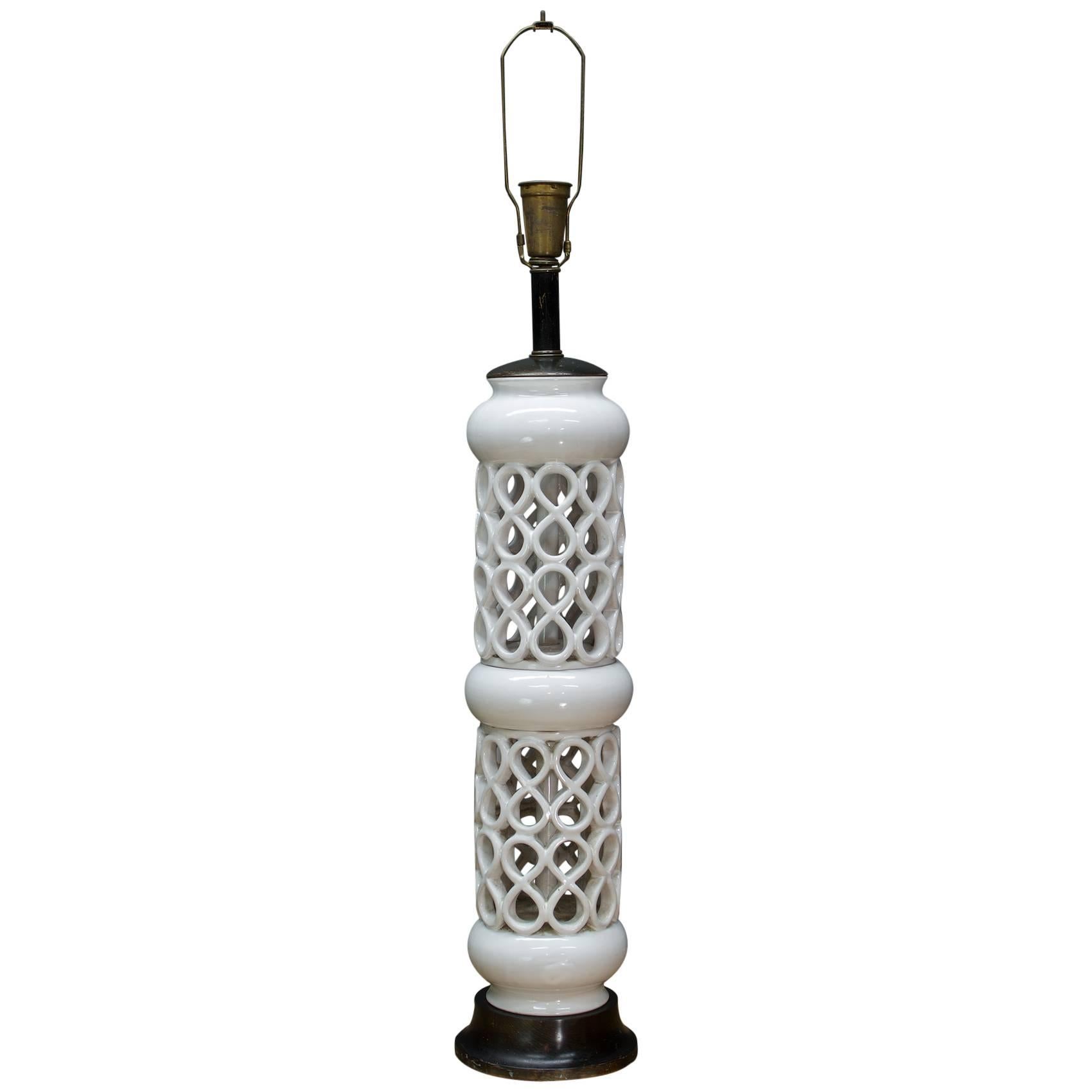 Grande lampe de style mauresque mi-siècle avec découpes en céramique Modèleine, vintage, rétro et rustique en vente