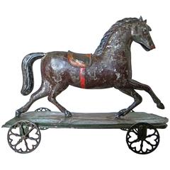 Amerikanisches Zinn-Plattform-Pferdespielzeug:: zugeschrieben Althof:: Bergmann & Co.:: um 1874