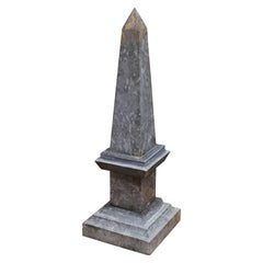 Marmor-Obelisk im Vintage-Stil