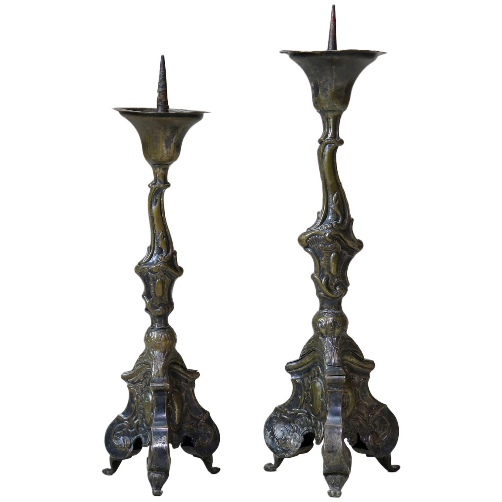 Paire de bougeoirs en cuivre repoussés de style Louis XV, France, vers les années 1850 en vente
