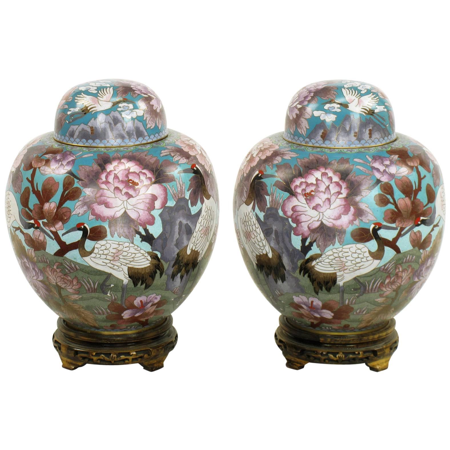 Paar chinesische Cloisonné-Urnen mit rotgekrönten Kränen und Pfingstrosen im Angebot