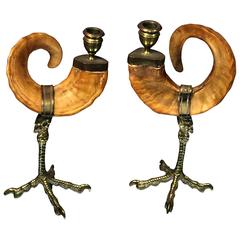Paire de chandeliers décoratifs en corne de bélier et pied d'autruche en laiton