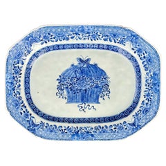 CIRCA 1800 Blaue und weiße handbemalte chinesische Exporttafel mit Blumenkorb