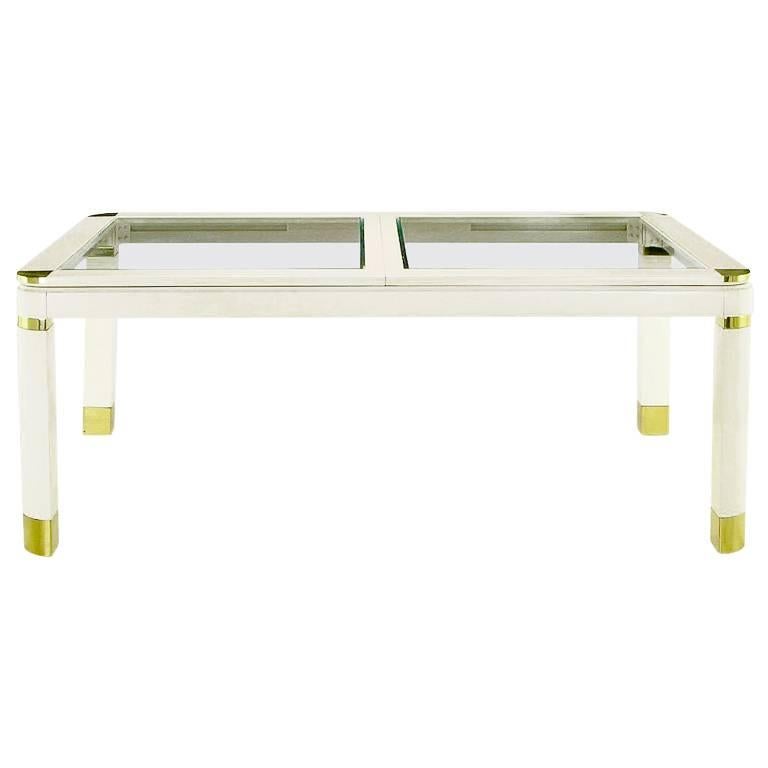 Table de salle à manger de style Karl Springer en bois laqué blanc cassé, laiton et verre en vente