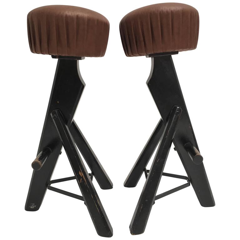 Brutalist Spanish Oak Bar Stools For At 1stdibs Pair Of Brutalist Black Stained Solid Oak And Brown Leather Bar Stools 1970s
