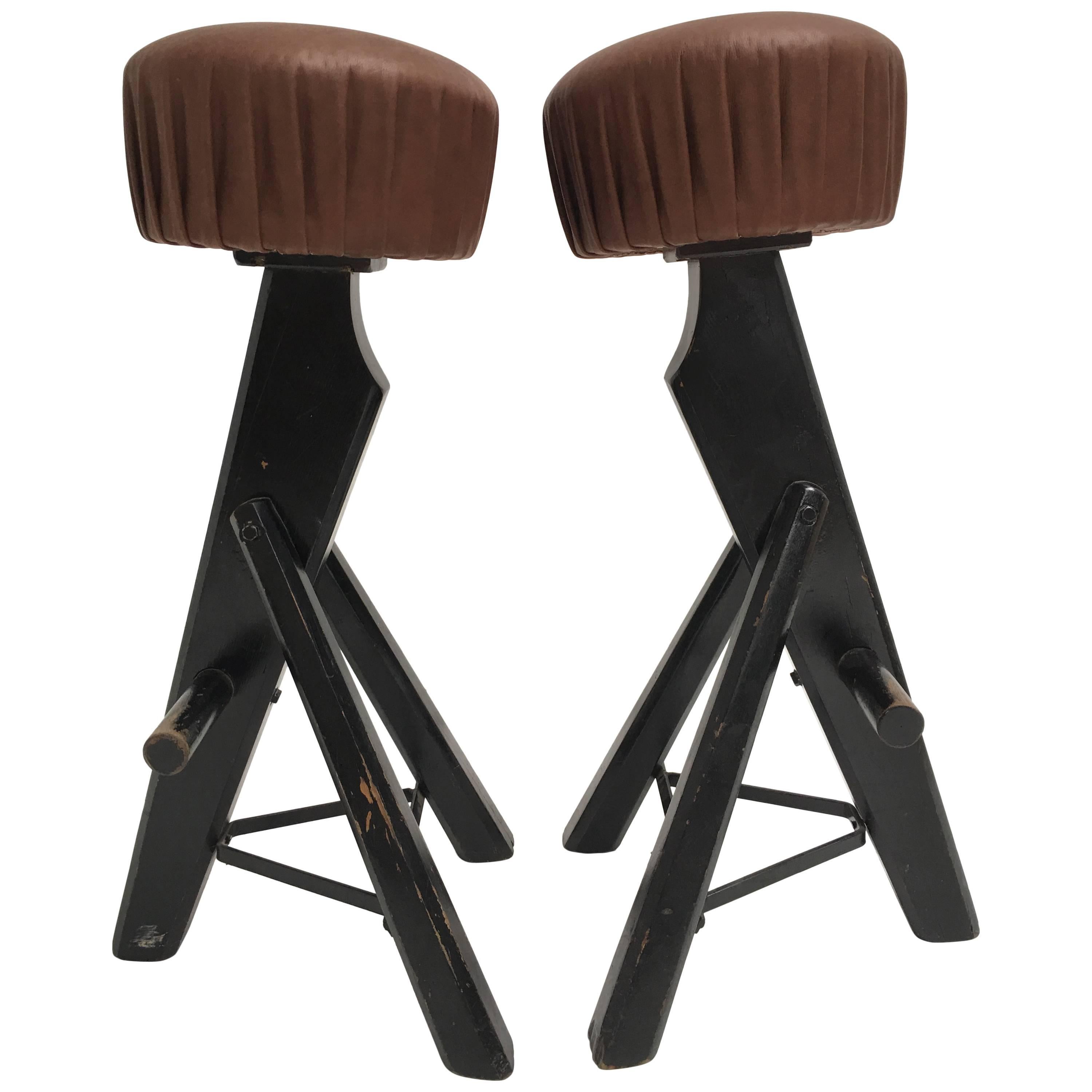 Coppia di sgabelli da bar brutalisti in rovere massiccio tinto di nero e pelle marrone, anni '70