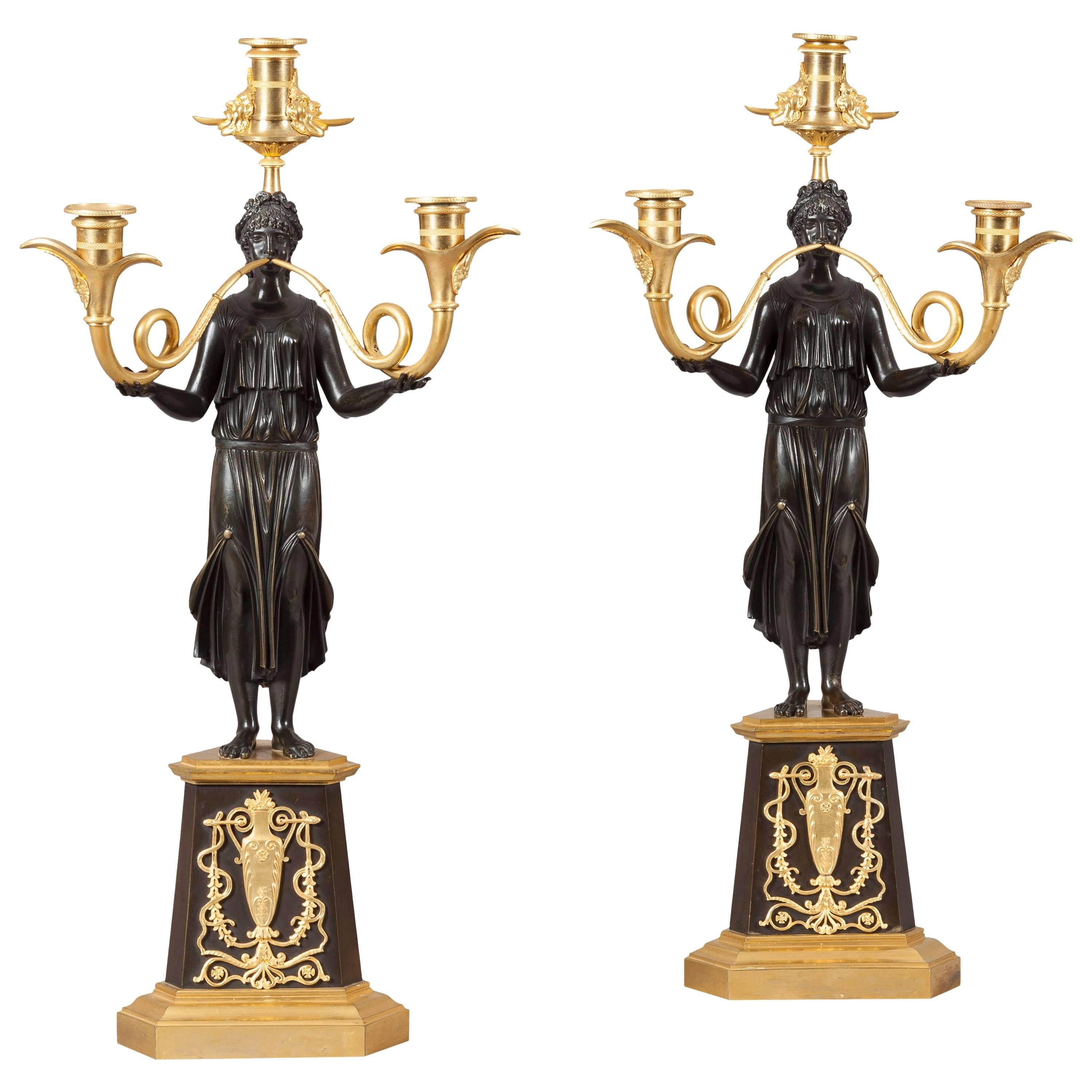 Paar französische vergoldete und bronzefarbene Kandelaber aus dem 19. Jahrhundert aus der Empire-Periode im Angebot