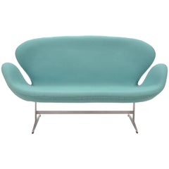 Arne Jacobsen Schwanensofa von Fritz Hansen